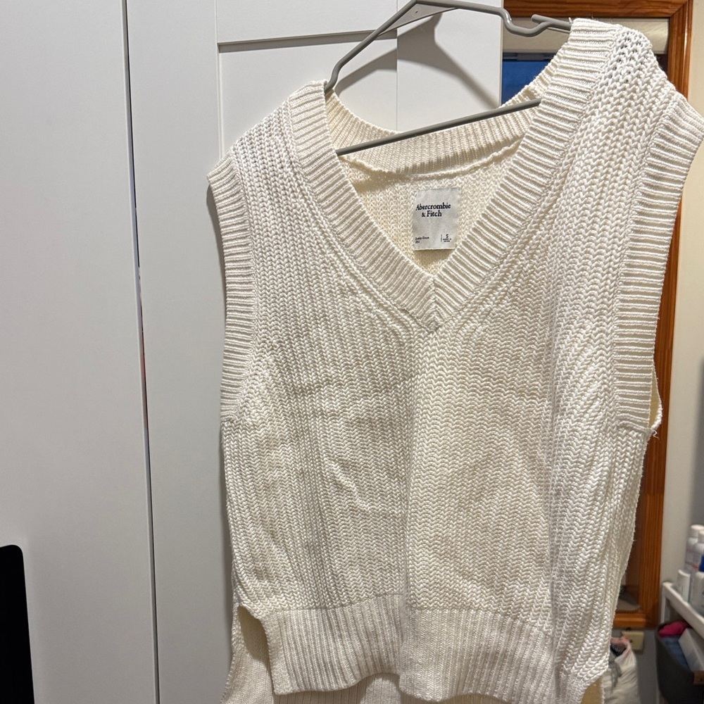 Abercrombie and Fitch White Knit Sleeveless Sweater Vest